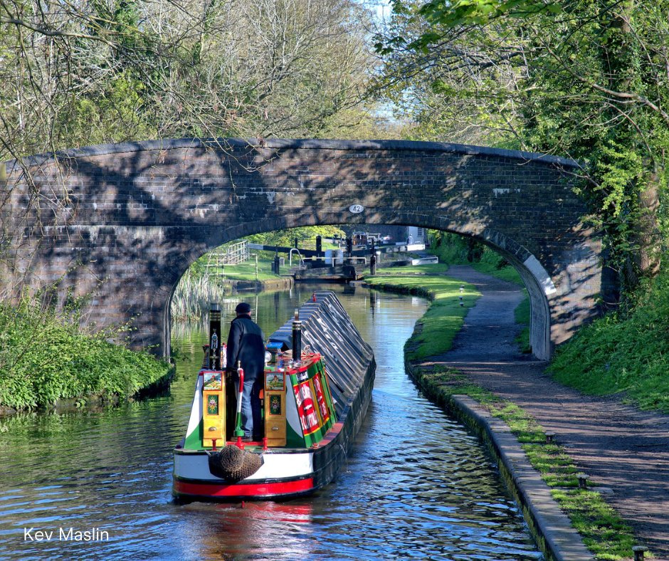 This photo by @kevmaslin is really giving us that #FridayFeeling as we cruise into the bank holiday weekend! 🙌 We hope everyone has a wonderful long weekend on the network. Please be aware we have reduced capacity over the #MayDay bank holiday. See our website for contact info.