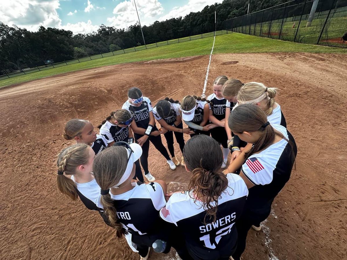 If you aren’t preparing to spend the weekend with your favorite people, are you really living your best life?? #chosenfamily #softballsisters #dreamteam