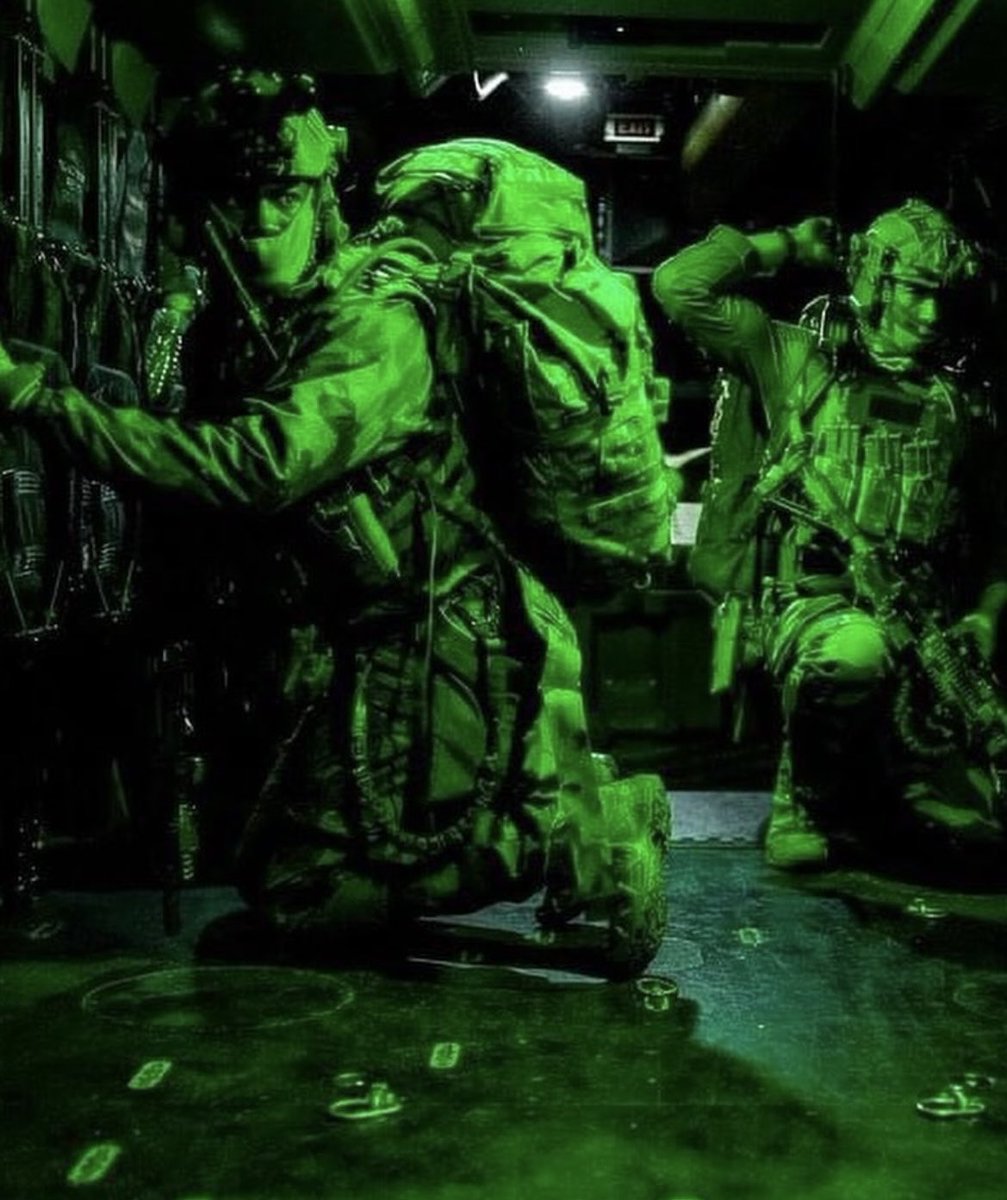 commandos de la 7e Brigade blindée en infiltration nocturne à bord d'un hélicoptère du @1erRHC 🇫🇷 #UnitéSpécialeFrançaise