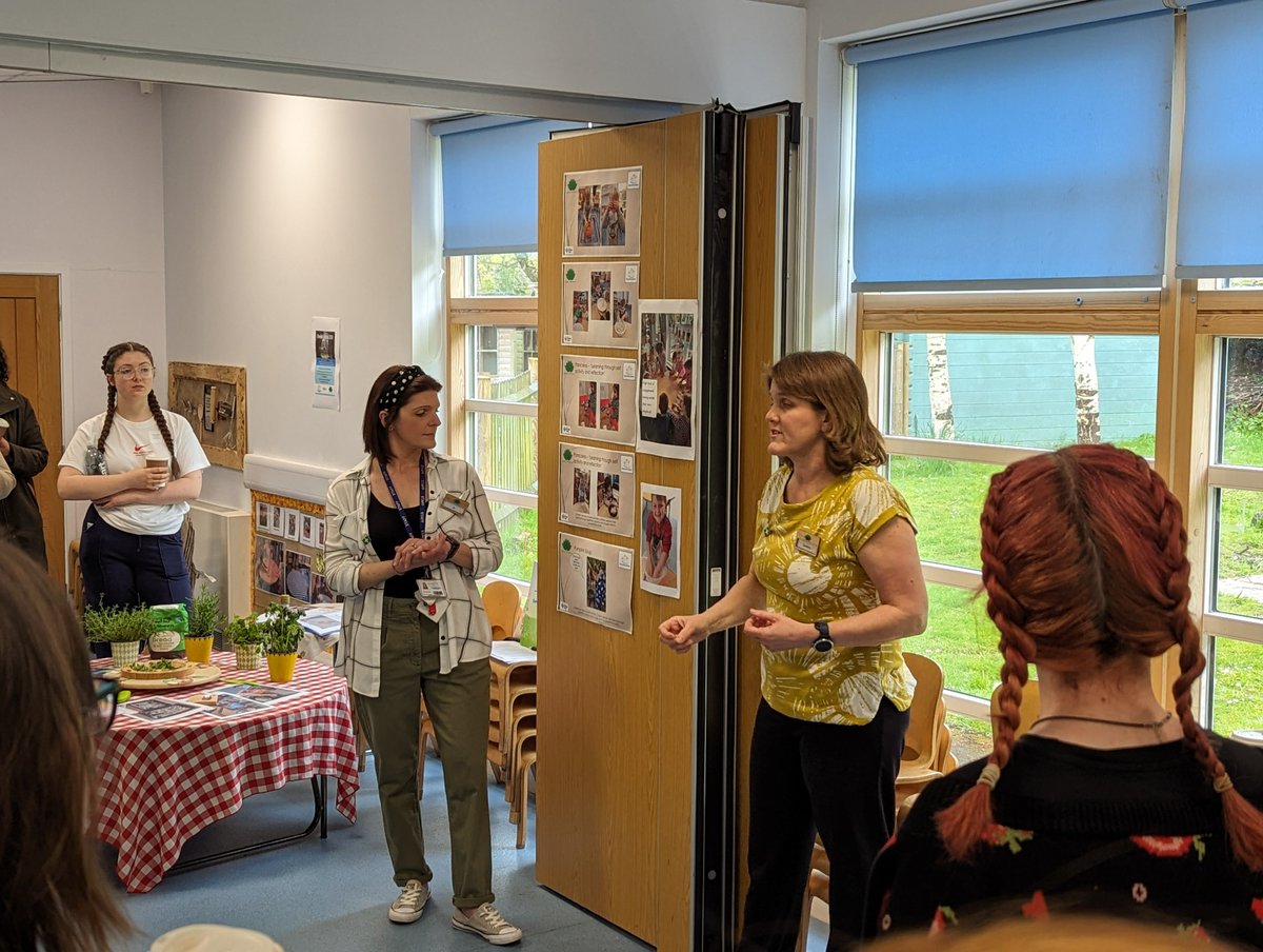 In the cooking workshop, the team @GfdNurserySch explain the process of picking the apples, cutting them, dehydrating, juicing them and how this develops children's skills and makes links to the other Occupations #Froebel #earlyyears #earlyeducation