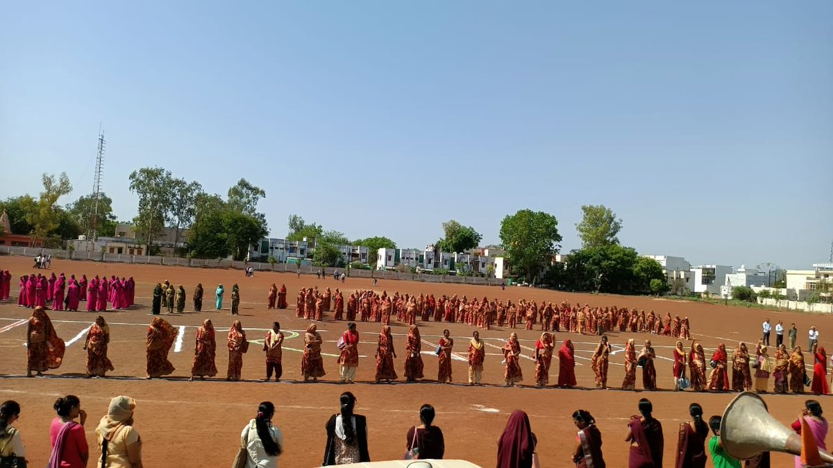 📍आगर-मालवा जिला मुख्यालय स्थित पुलिस परेड ग्राउंड पर मानव श्रृंखला बनाकर #LokSabhaElections2024 में शत-प्रतिशत मतदान की अपील की गई ▶️मतदाताओं ने ली नैतिक मतदान की शपथ 🗓️मतदान -7⃣ मई एवं 1⃣ 3⃣ मई #ivote4sure #ChunavKaParv #DeshKaGarv #GeneralElections2024 #VoterAwareness