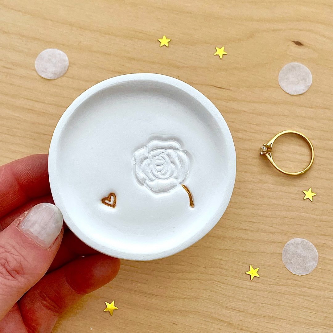 Happy Friday #elevenseshour ! 🤍 Personalised white rose ring dish 🤍 #SmallBizFridayUK #shopindie #giftideas #giftsforher #etsygifts #EtsyHandmade #fridaymorning etsy.com/shop/janebprin…