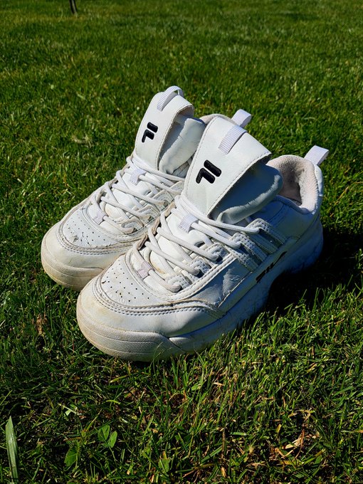 Te buty przeszły już ze mną długą drogę. Miałam je na swoich stopach podczas zajęć w szkole/biegania/W-F,więc są już wystarczająco zajechane i mam ochotę na nowe. Więc jeżeli chcesz poczuć zapach stóp pięknej 18-latki to pisz DM i spełnij swoje marzenie

#feet #feetfetish #findom