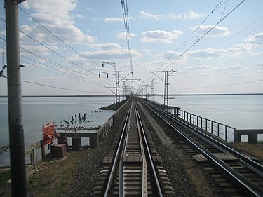 la nuova ferrovia costruita dai russi termina nella zona di Yakymivka, a quasi 100 km dal confine con la Crimea. da lì per entrare in Crimea devi passare sul ponte Chongar (ferroviario o stradale)
se salta, la ferrovia non servirà a nulla.
