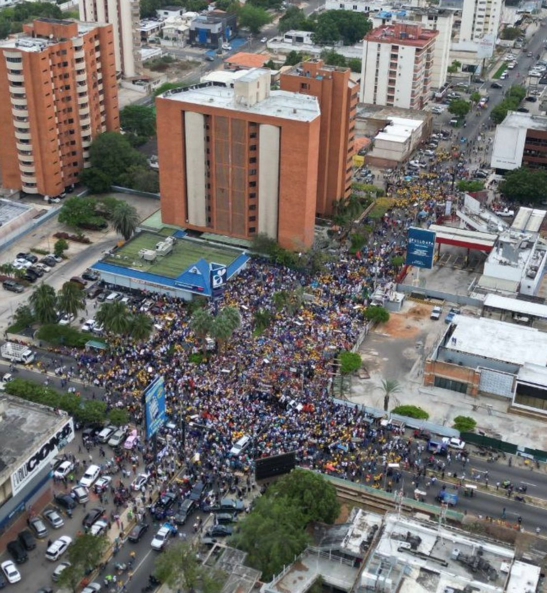 En la segunda región mas poblada de Venezuela (Zulia), María Corina y su 'candidato afiche' no lograron llenar una cuadra...Más gente mueve Rosales, es la realidad.