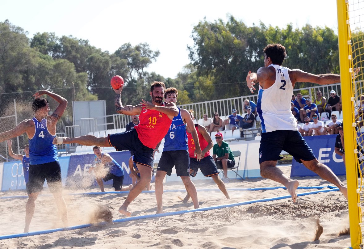 🔴 ¡Rivales de nuestras Selecciones nacionales en el Campeonato del Mundo! 📍 #GuerrerasArena 🆚 Argentina 🇦🇷, Vietnam 🇻🇳 y Croacia 🇭🇷 📍 #HispanosArena 🆚 Brasil 🇧🇷, China 🇨🇳 y Túnez 🇹🇳 📰 Toda la información aquí 👇 rfebm.com/noticia/%C2%A1… #BalonmanoPlaya