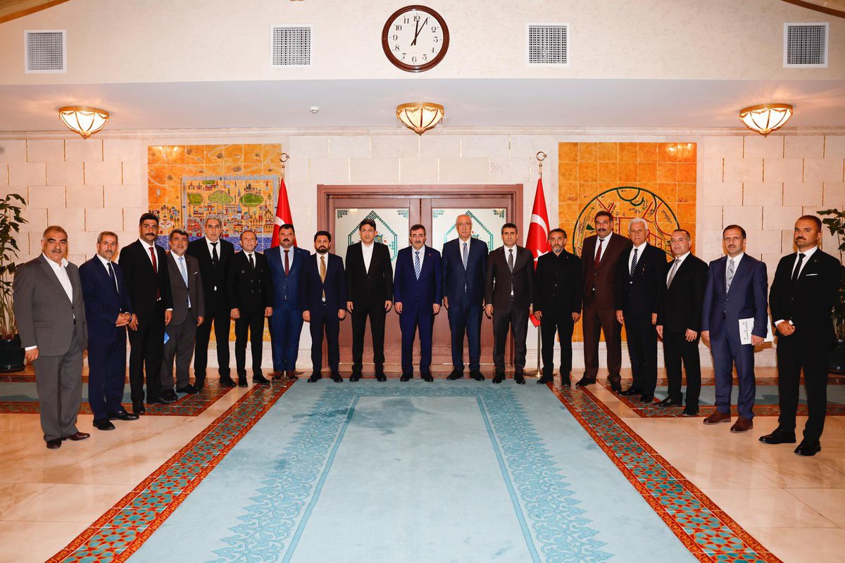 İl Başkanımız, Milletvekillerimiz, Belediye Başkanlarımız, ve İlçe Başkanlarımız ile birlikte Cumhurbaşkanı Yardımcımız Sn. @_cevdetyilmaz'ı Cumhurbaşkanı Kulliyesi'nde ziyaret etti.