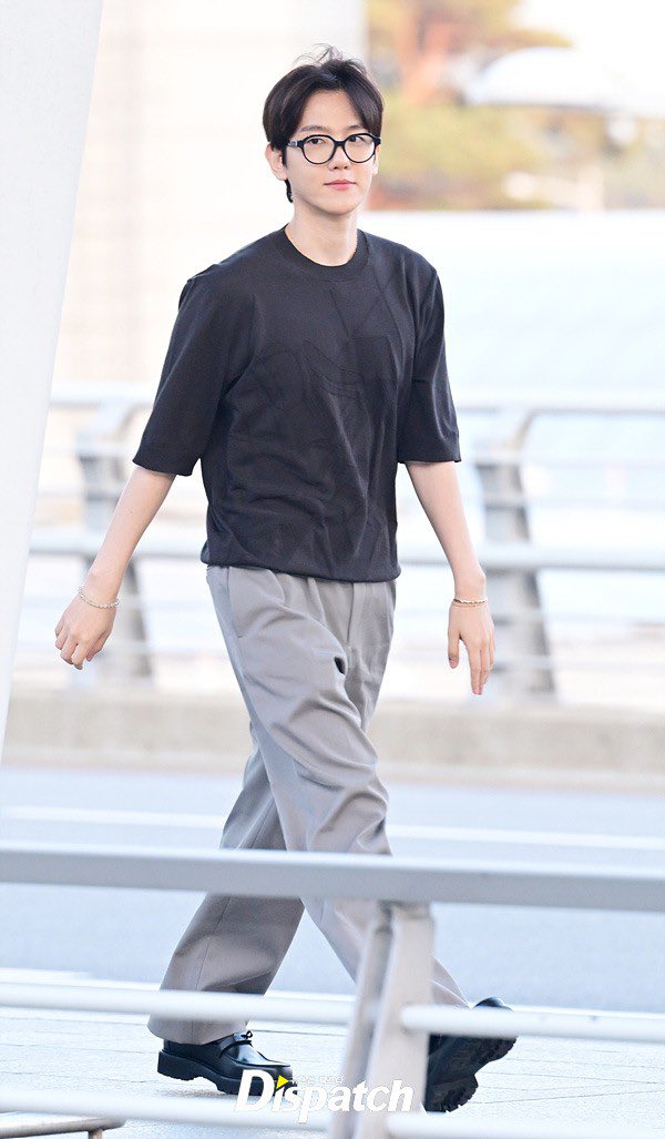 [현장포토] ＂비주얼, 여심저격＂…백현, 스윗한 출국 (출처 : 네이버 스포츠) 

🔗naver.me/xMEIY2Lk
🔗naver.me/Gcnwyju9
🔗naver.me/5K5x0dtT

#백현 #BAEKHYUN #EXO #엑소 <a href="/B_hundred_Hyun/">Baekhyun_EXO</a> <a href="/BAEKHYUN_INB100/">BAEKHYUN_official</a>