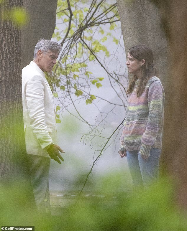 Breaking:  Riley Keough looks emotional as she meets a bedraggled George Clooney in eerie Hampshire woodlands while filming Jay Kelly nybreaking.com/riley-keough-l… #AdamSandler #bedraggled #BillyCrudup