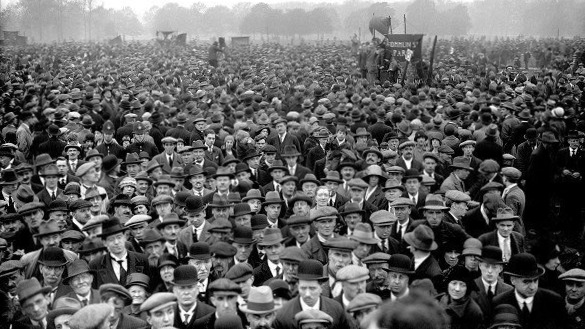 3 Mayıs 1926 saat 23.59'da, #İngiltere'de #genelgrev: Yaklaşık 2 milyon işçinin maaş kesintileri ile karşı karşıya kalan madencilere destek araçlarını düşürmesiyle başladı
ŞAN OLSUN

#Grev
#AyağaKalk
#BoyunEğme