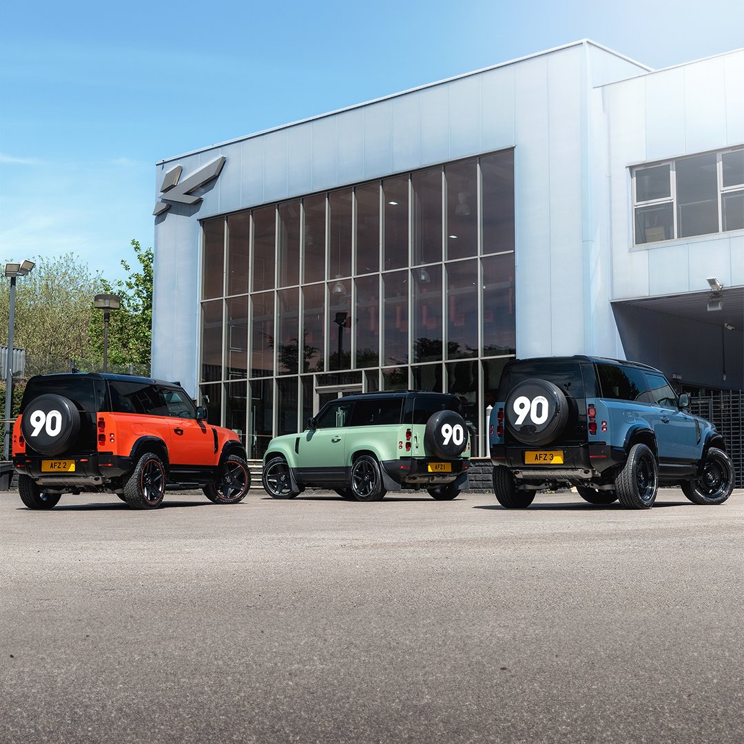 They say three is a crowd... You can never get enough of the Heritage Remastered! Which is your favourite - let us know down below 👇 #ChelseaTruckCo #CTCo #Cars #LandRover #Defender90 #HeritageRemastered #city #London