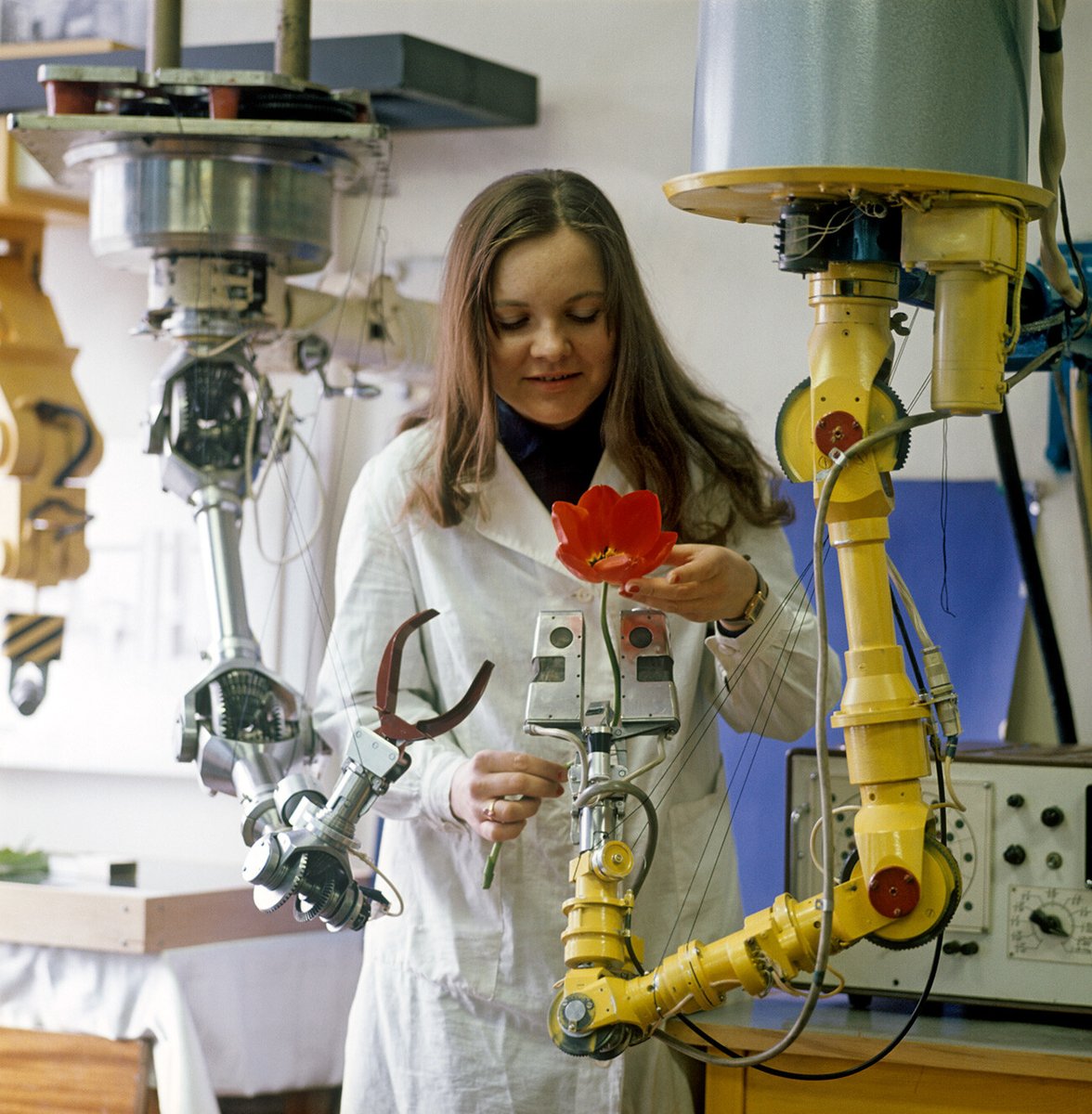 PicturesUssr's tweet image. Testing robotics, Leningrad, 1976 (photo by V.Baranovsky)