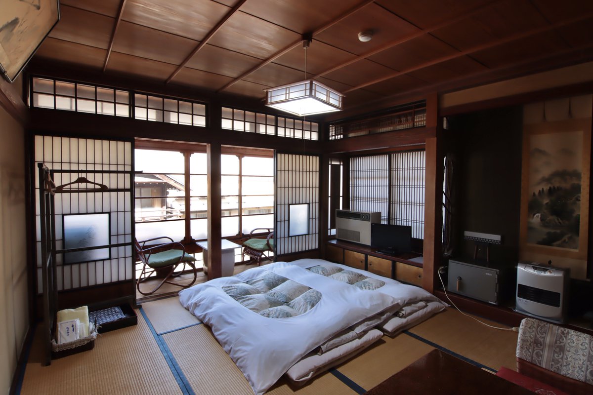 takedabishi8's tweet photo. 念願だった長野県の角間温泉「越後屋旅館」に投宿！木造3階建の本館は明治時代の建築で、館内に3つある内湯は全て源泉掛け流し。タイル張りの美しい空間でした！

今夜は本館の一室に宿泊。かつては作家•吉川英治も長期逗留しています。静かな温泉街に佇む木造旅館、あまりにも素晴らしい雰囲気です！ https://t.co/jMeVHNzpAl