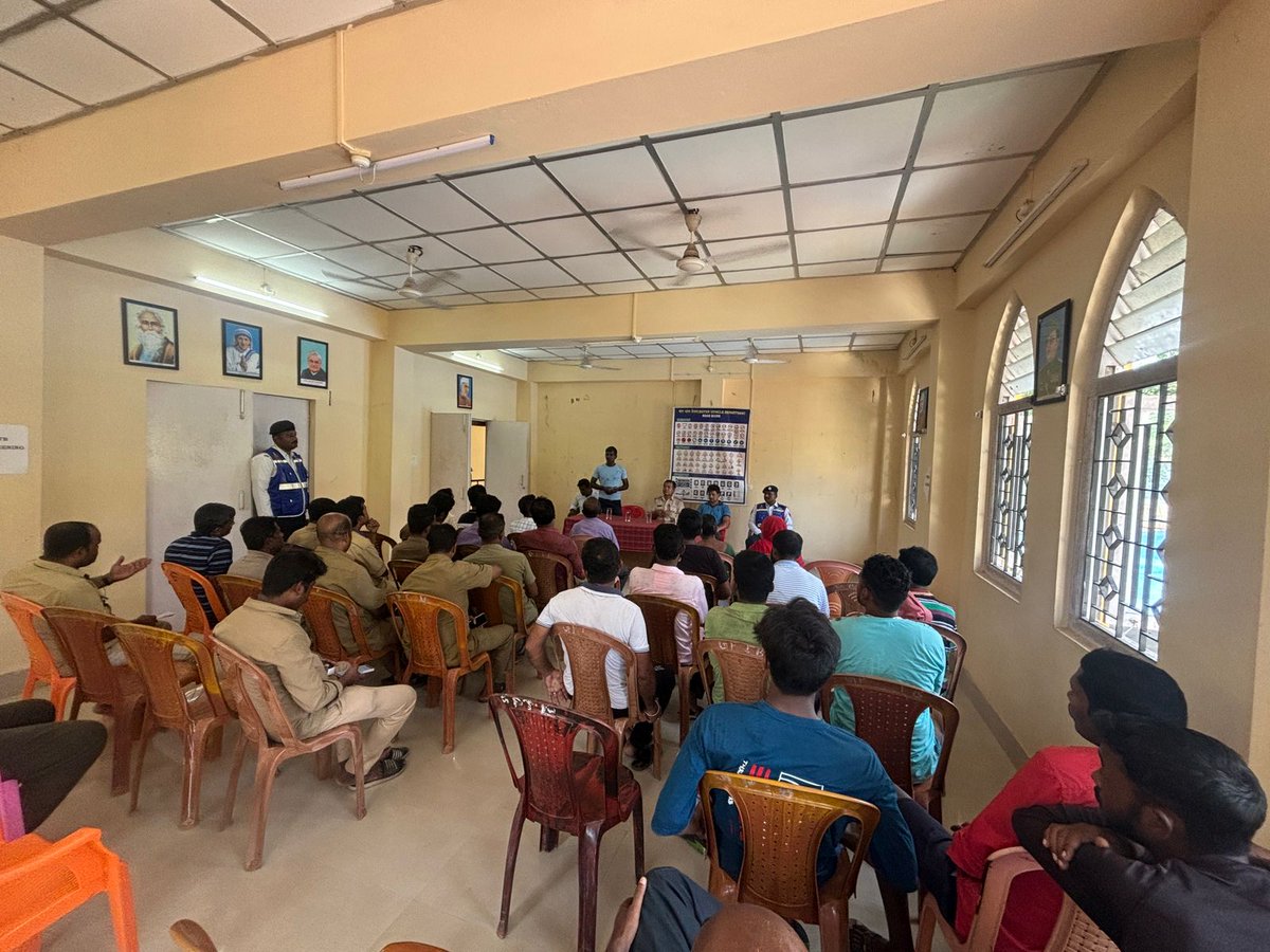 Traffic_ANP's tweet photo. Empowering our community with road safety knowledge! 🚦 Today, we held an informative session at Tushnabad Panchayat office, educating both general public and commercial drivers on safe driving practices. Together, let's make our roads safer for everyone! #RoadSafety https://t.co/BQoMrJ6PPZ