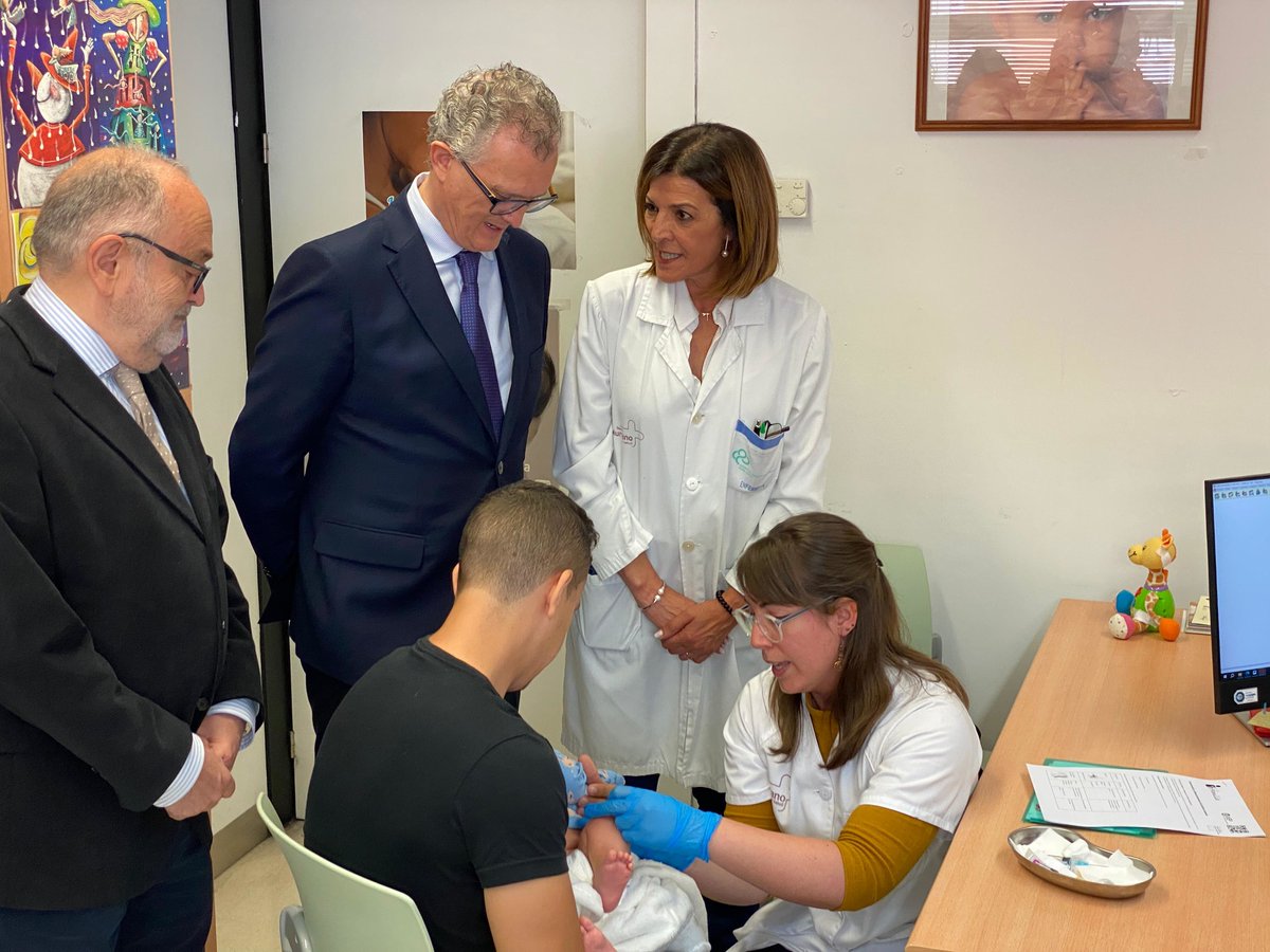 🏥💉Comienza en los centros de salud la administración de la nueva #vacuna frente al #neumococo a bebés menores de un año 👶🏻 👨🏻‍⚕️El consejero de Salud, Juan José Pedreño, visitó hoy el centro de salud de El Ranero, en Murcia, donde se ha empezado a administrar desde ayer esta