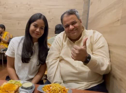 🇬🇧 Deputy High Commissioner @chandruiyer met Sanjana Hiremath, last year’s winner of ‘Deputy High Commissioner for a day’ at Hubballi’s iconic Gurudatta Bhavan Reliving diplomatic memories over iconic dishes 🥪 Can it get better than this!