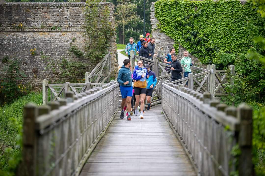 Découverte de la cité fortifiée pour une quinzaine de coureurs emmenés par la Team Gravelines Trail et accompagnés par Géraldine, guide au Musée du dessin et de l'estampe originale ! Un entrainement à son rythme pour un moment convivial entre amateurs de course à pied !