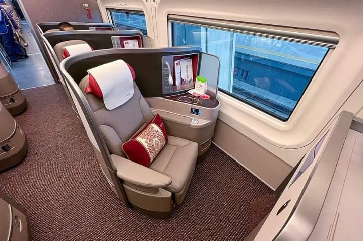 SGR Kenya Madaraka Express Business Class - KR Premium coming up with the new locomotives. @KillaLando @Seid101 @Jasiri_9line @mucheke