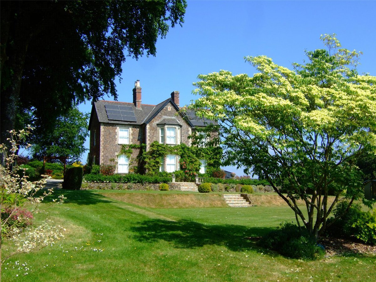 #Broadwoodwidger Located in a rural setting with views over countryside, The Old Vicarage is a #formervicarage with detached #coachhouse and #cottage, standing in colourful gardens. New to the market with @JSExeter with a guide price of £1,250,000. jackson-stops.co.uk/properties/190…