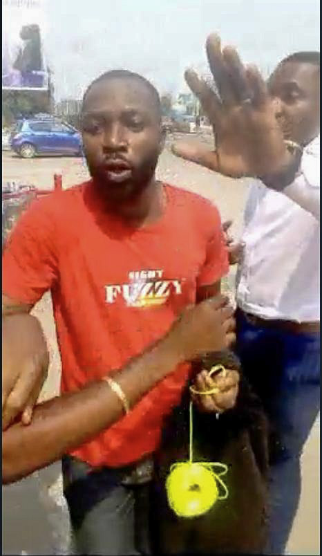 🚨 Dieumerci Mpay Ngomba, member of human rights group @RdcRiao, was arrested Monday in Kinshasa while hanging a banner outside a meeting of #palmoil company PHC. A journalist with Numerica TV, Dieuleveut Bofula, was also arrested for taking photos. Both are being held at a