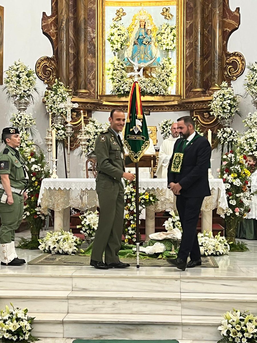 D. Juan Escalona López hace entrega a la Brigada Paracaidista, Hermano Mayor Honorario, de un guión para la banda de guerra.