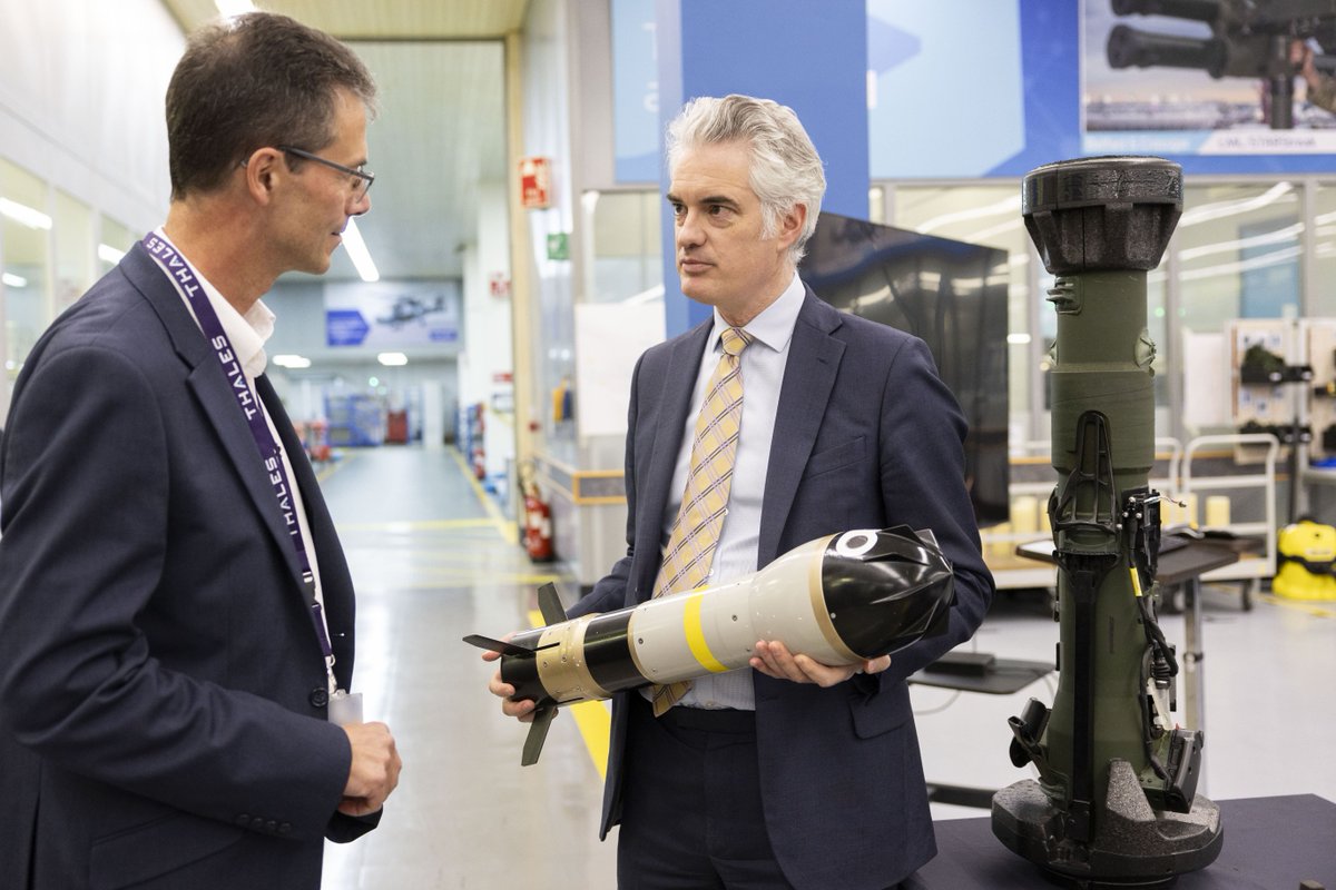 Missiles and anti-tank weapons have been crucial on the battlefield in Ukraine. Defence Minister @jcartlidgemp visited @ThalesUK ’s site in Belfast, speaking to staff on the production line about their role in equipping the Armed Forces of both the UK 🇬🇧 and Ukraine 🇺🇦