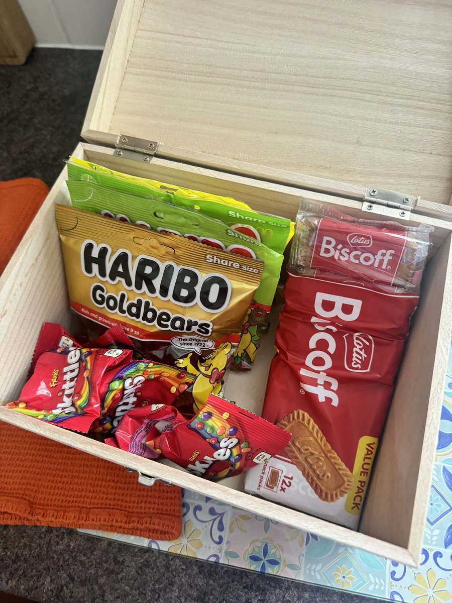 My little ones teacher has T1D

She hears his sensor beeping & him looking in his bag for🍬 & she helps him find some!

As his leaving present (as she leaves primary school this year) she wanted to get him a box of 🍬 for his desk so he can get them easily!

#gbdoc #diabetes