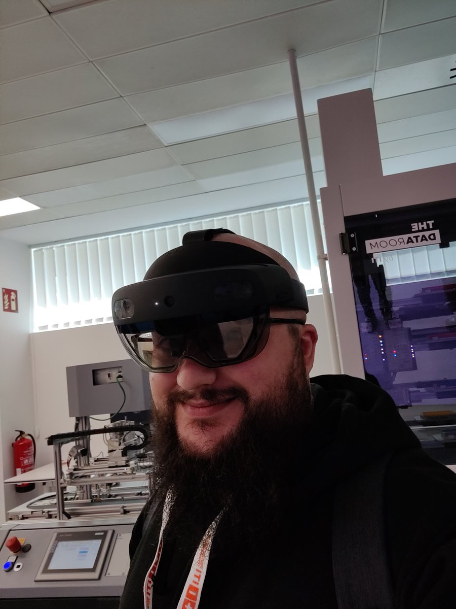 Me he venido al instituto tecnológico y me he robado unas hololens

Falta huir