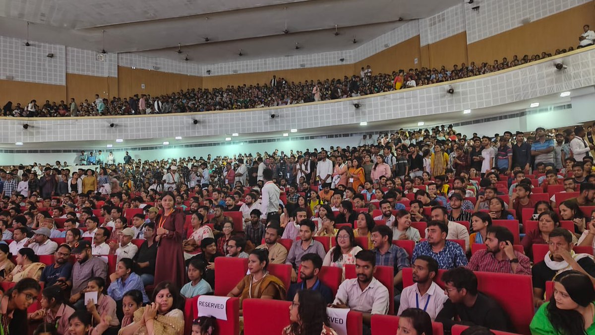 An enthusiastic and energetic atmosphere with #ViksitBharatAmbassadors, soon to be filled with discussions, and ideas, that contribute to the development of the nation.

We are here at BHU, Varanasi!

#VBA2024