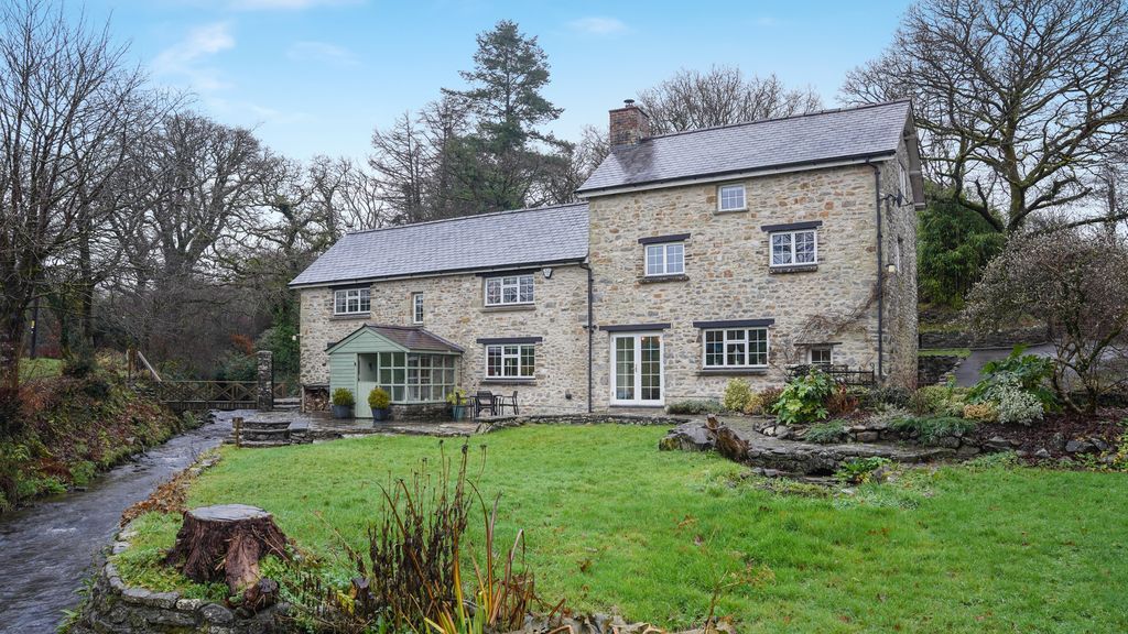 This picturesque property offers charm and modern living in Felindre! With over 4 acres of land at £800,000, there's room to roam!🏡

Schedule your viewing today!

buff.ly/3JrBrYO

#FineAndCountry #FineAndCountryWestWales #NigelSalmon #WestWales #Felindre #Llanfynydd