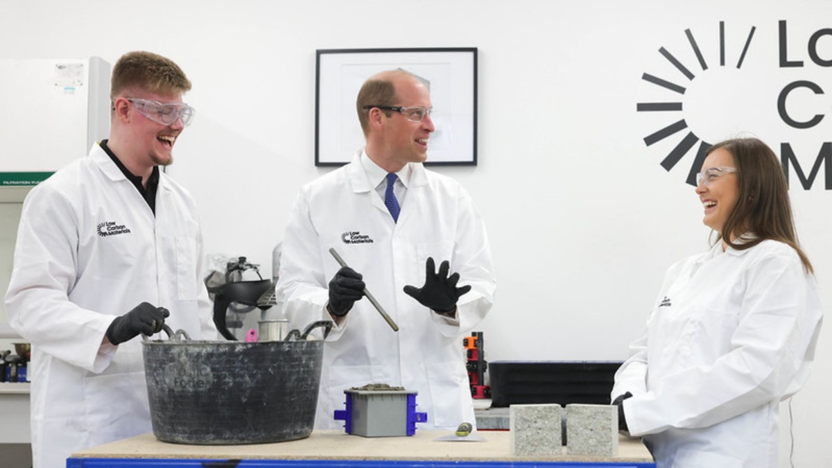 Prince William visited DU spinout Low Carbon Materials this week! His Royal Highness made a visit to @EarthshotPrize '22 Finalist LCM to learn how they create their innovative, low-carbon construction materials. More info 👉 brnw.ch/21wJqFj @LowCarbonM @KensingtonRoyal