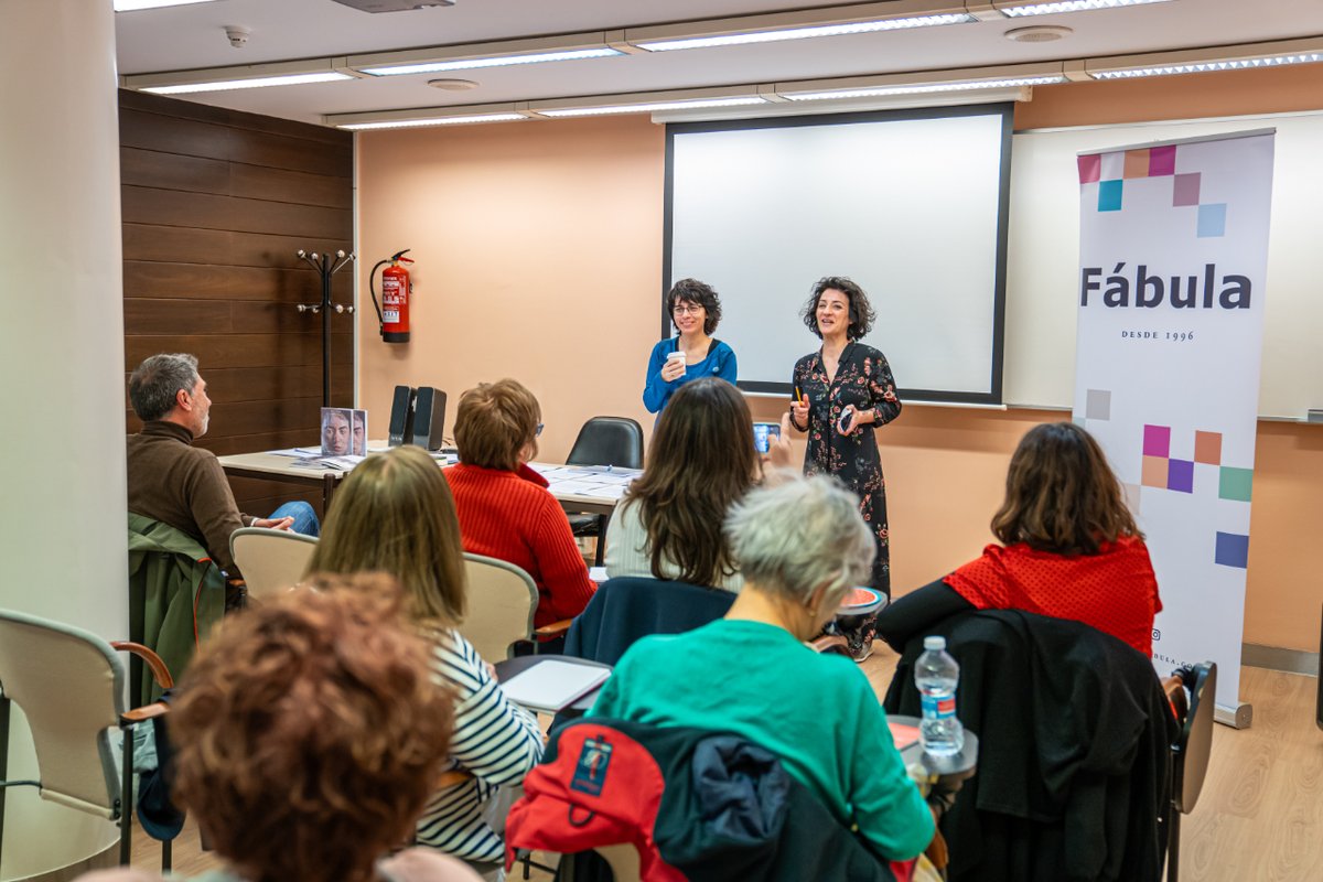 📸 La escritora Mariana Torres @marianatorresbr, de la Escuela @deescritores, impartió ayer el taller de escritura de guión 'Cómo y por qué escribir para cine. El sueño de una película' organizado por la @RevistaFabula de la UR