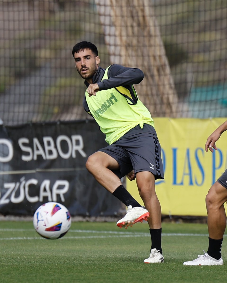 🔚 ¡Completamos la última sesión de entrenamiento previa al #RealSociedadLasPalmas! ⚔️

#LaUniónHaceLasPalmas 💛💙 #LaUniónDePorVida