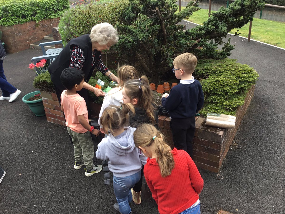 To start our #RHSBigSeedSow event, we went to our local sheltered housing to do some sowing and planting. There will be lots of sowing activities at our ‘Stay and Play’ next week. #CarmondeanCommunity #BeingMe @RHSSchools @wlelc @LoveWestLothian @froebeledin @ScotGovEdu