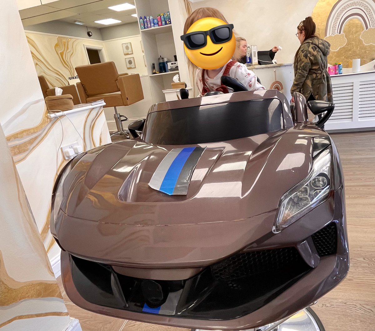 Alba chose the car seat when getting her hair cut. It’s a sign 🏎️💨