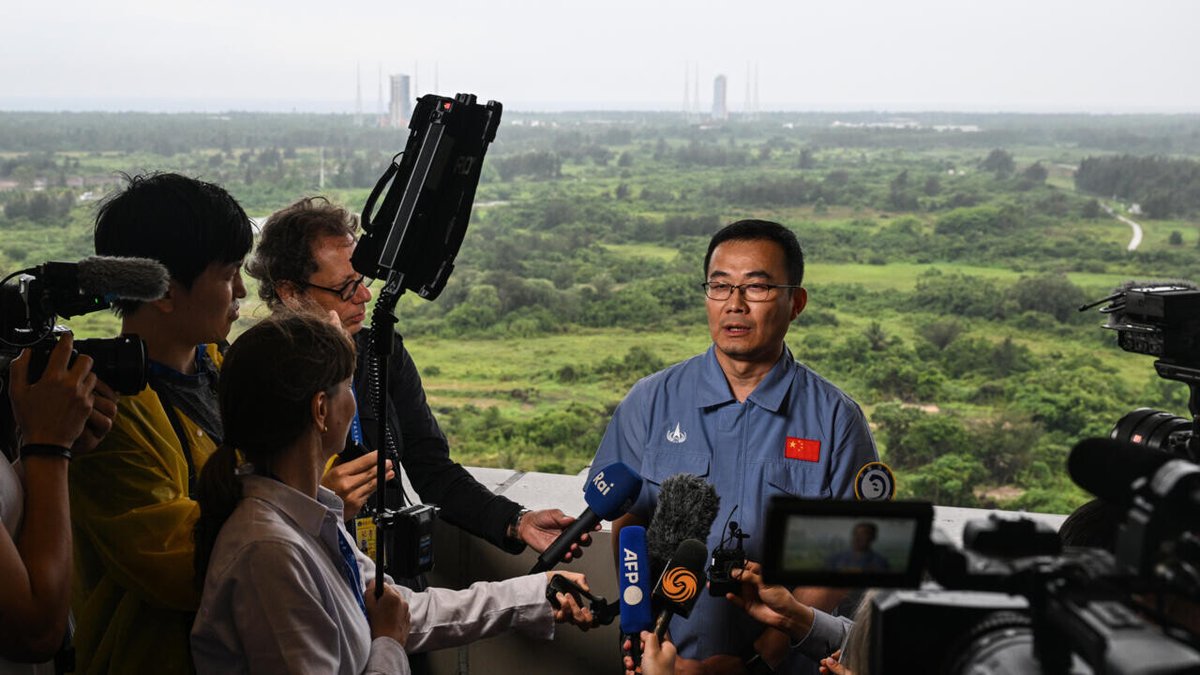 China launches probe to collect samples from far side of the moon ➡️ go.france24.com/UO5