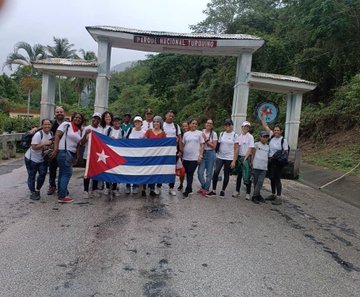 Jóvenes del Centro de Investigaciones Psicológicas y Sociológicas @Cuba_CIPS visitan Parque Nacional Turquino. Meta lograda. Destino final Pico Turquino, cima de @Cuba 🇨🇺 con 1,974 metros sobre el nivel del mar @EdMartDiaz @SANTANACITMA @adianez_taboada @ArmandoRguezB @citmacuba