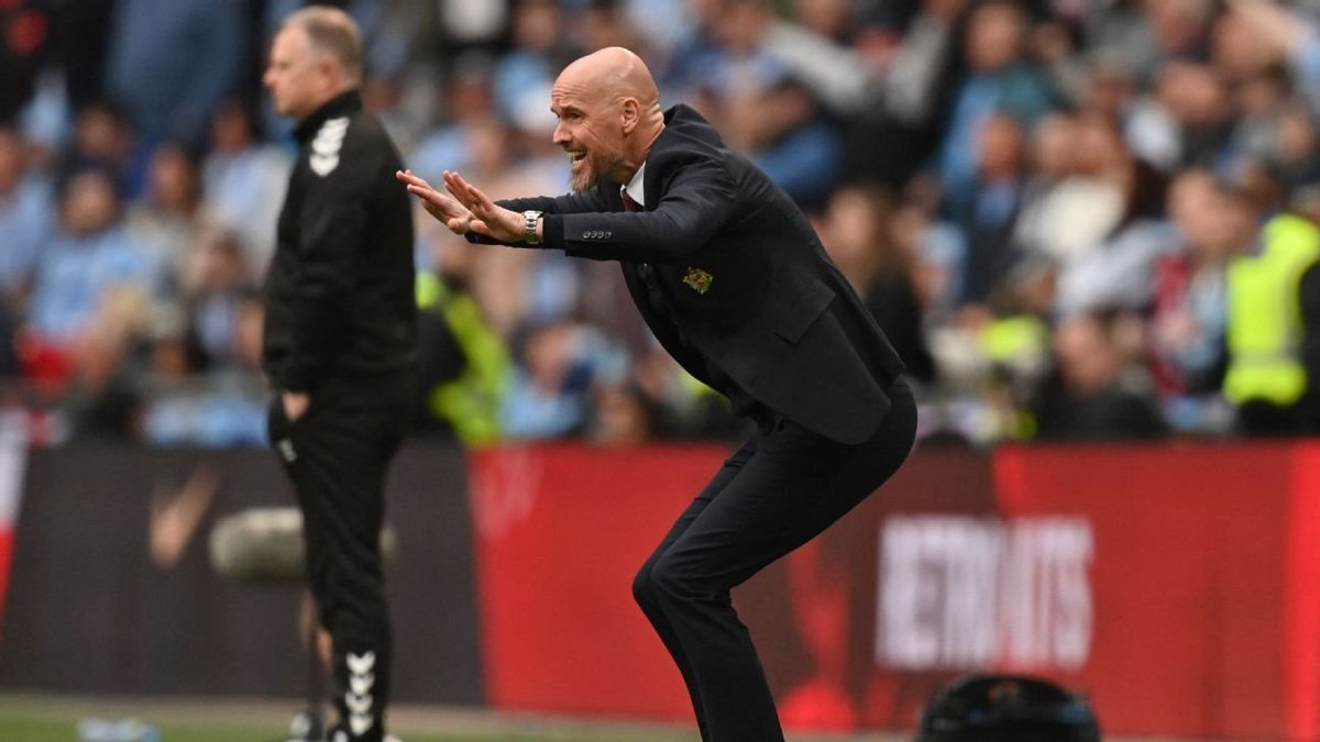 Erik ten Hag: 'Saya melihat statistiknya (tembakan yang diterima timnya musim ini). Musim lalu, dengan lini belakang yang main reguler bersama, kami memiliki jumlah cleansheet tertinggi di #PL. Ketika semua pemain tersedia, kami dapat bertahan dengan cara yang kami inginkan.'