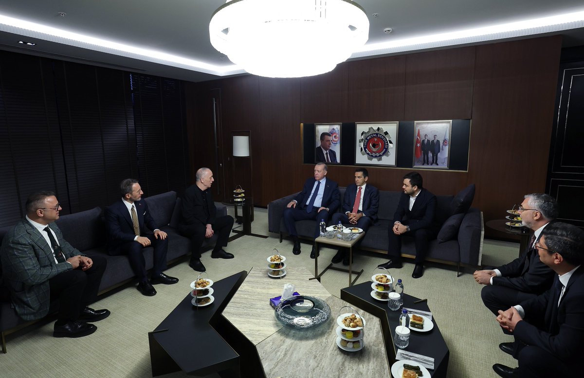 Cumhurbaşkanımız Sn @RTErdogan ile birlikte Türk Metal Sendikasını ziyaret ettik. Metalsen Onursal Genel Başkanı Pevrul Kavlak’ın vefatından dolayı başsağlığı dileklerimizi ilettik.