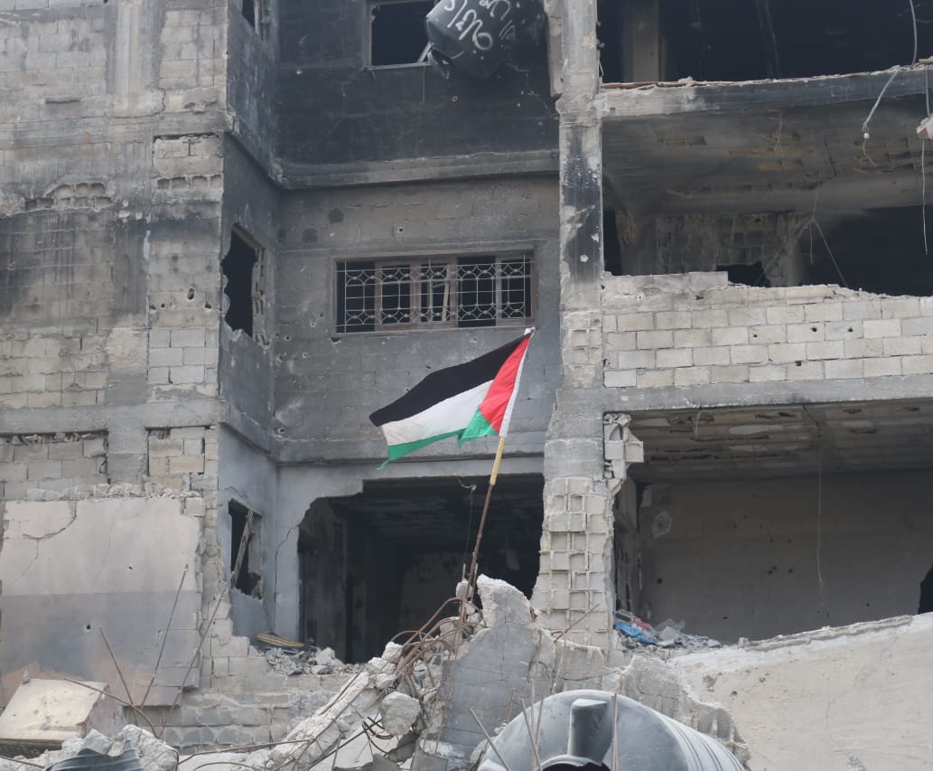 A Palestinian citizen hangs the Palestinian flag on his house after it was bombed by the occupation gofund.me/7a9fe04e paypal.me/DeyaGfm