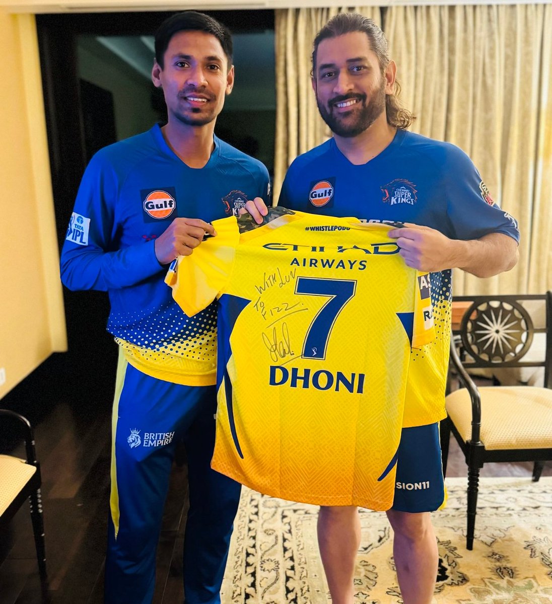 MS Dhoni gifted his signed CSK Jersey to Mustafizur Rahman..!! 

#ipl2024updates #SRHvsRR #MIvsKKR #Tamannaah #RahulGandhi #DHONI𓃵