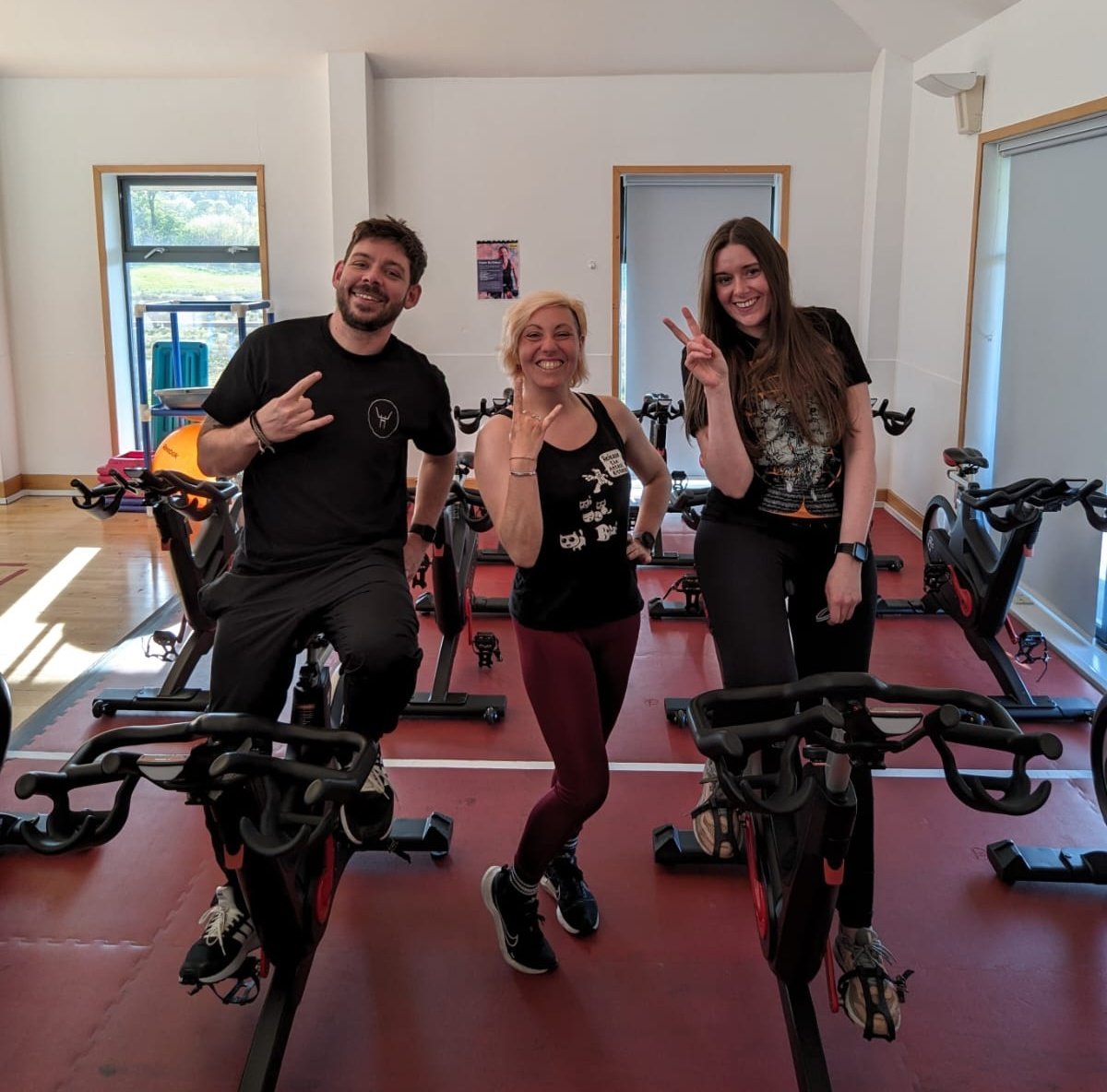 TheCyclePit's tweet image. Meet The Team 🙌🏻

Co-founders Heather &amp;amp; Ian with our lovely instructor Andrea.

Whether you're new to the class or there every week, we'll be there to welcome you in and workout alongside to great music.

See you in the pit 🤘🏻
#indoorcycling #spin #spinclass #metalmusic #glasgow