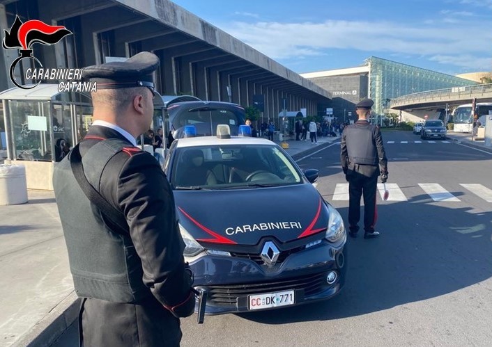 Catania Ruba lo zaino di un turista al bar dell'aeroporto, arrestato lasiciliaweb.it/2024/05/catani…