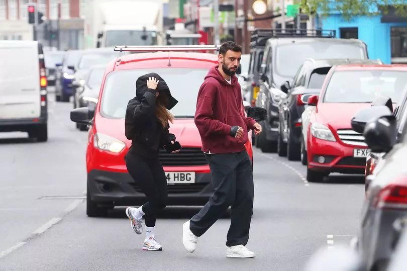 🚨🚨| Bruno Fernandes has been spotted with his right wrist in a protective medical cast. [MEN]