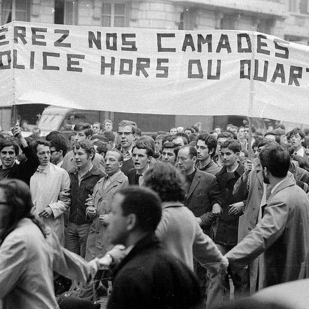 #histoire #europe #france #mai68 #grève #révolution #sorbonne #barricades #paris #hdfhdm #çasestpassé #cejourlà 
🇨🇵🗓️: 03 05 1968
🔎: Grogne à la Sorbonne. Des étudiants bloquent la faculté. Blocage qui  fait suite à celui de la faculté de Nanterre débuté le 22 mars.(Photo 1).