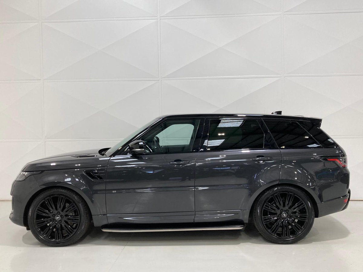 This grey Range Rover Sport is just amazing, isn't it? This one has Range Rover 'Dynamic Black' sports styling, park distance control, heated seats, reverse camera and more. That test drive is honestly calling your name, isn't it?
🚗 @LandRover 
#rangeroversport #motorlinedirect