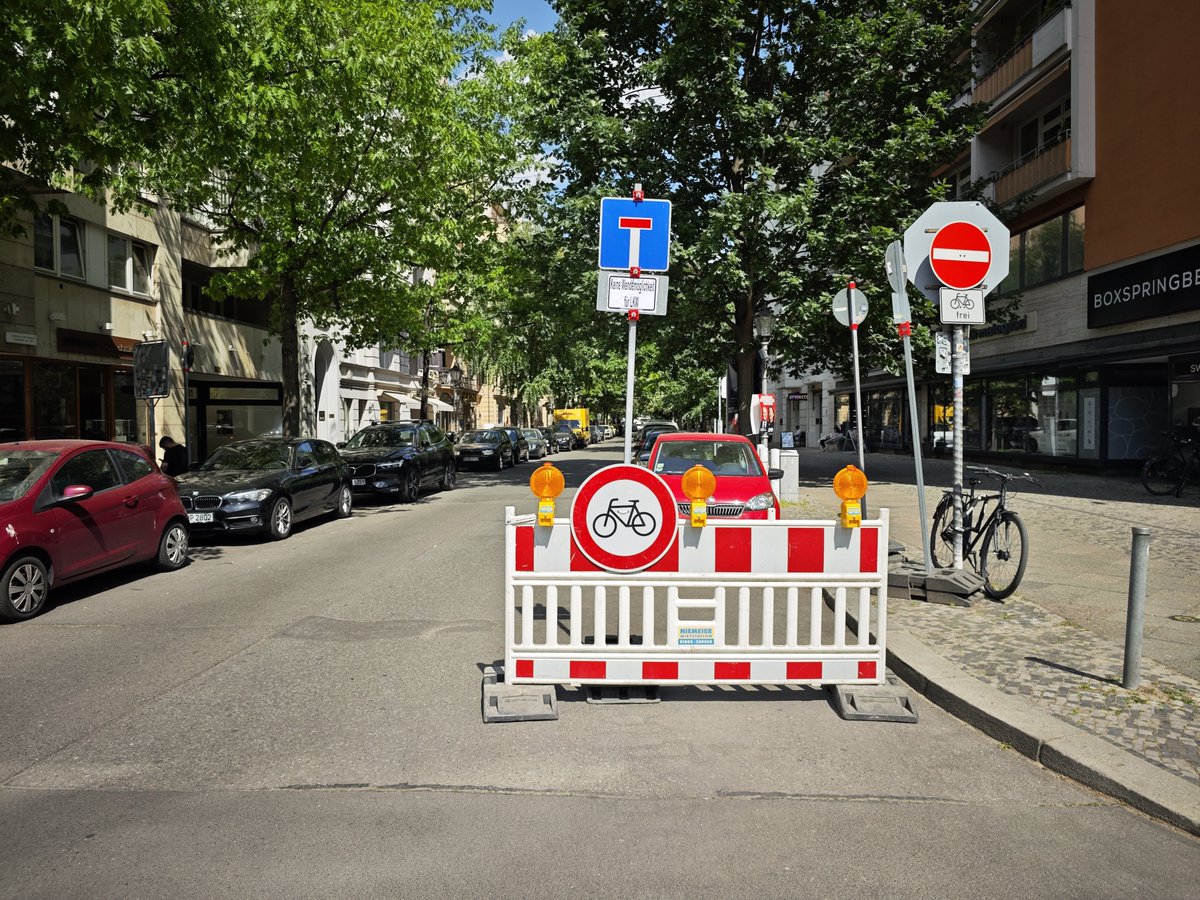 Radfahrende haben sich in Luft aufzulösen, da sie alte weiße Männer mit ihren noch älteren Blechdosen am Kudamm stören. 😡🤬
Fasanenstraße zwischen Kantstraße und Lietzenburger.