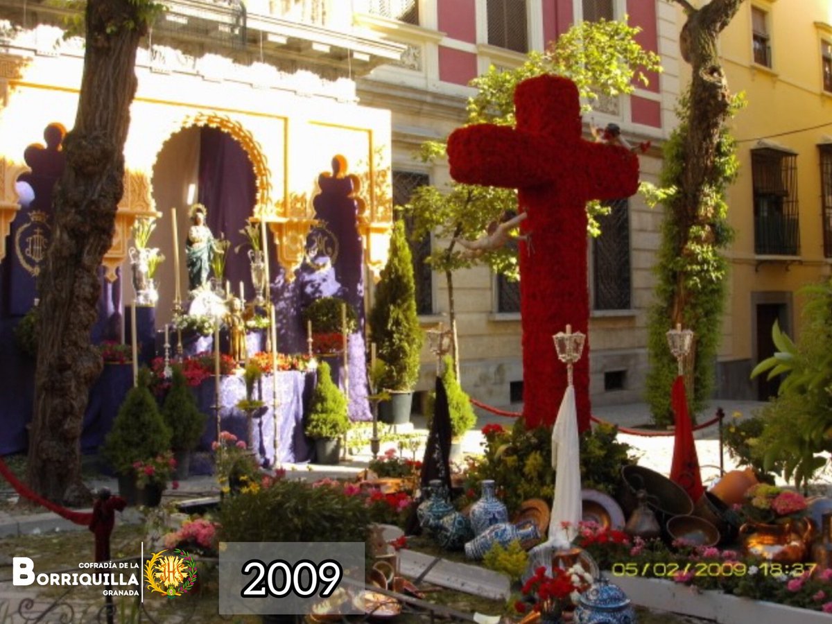 ✝️En el Día de la Santa Cruz, que la fe y la esperanza nos guíen siempre en la construcción de nuestros sueños! 💙Os deseamos un feliz día en familia y con amigos recorriendo Granada. #Tradiciones 📸 Cruz de la Cofradía año 2009 #BorriquillayPaz #Granada