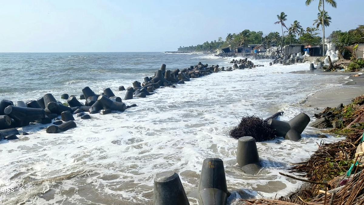 #Kerala received a red alert warning for a swell surge from @ndmaindia - @ESSO_INCOIS Earlier, @KeralaSDMA shared an alert from @ESSO_INCOIS that the Kerala coasts might witness a swell surge from May 4 at 2.30 am to May 5 at 11.30 pm During this time, rough seas might occur,…