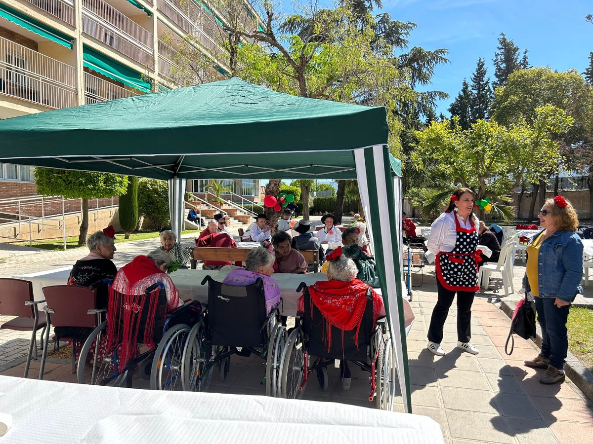 📍 El presidente de la Diputación de Granada, Francis Rodríguez, visita la Cruz de Mayo elaborada de manera artesanal por los propios usuarios de los Centros Sociales de la institución provincial 🌸 #GranadaLlenaDeVida